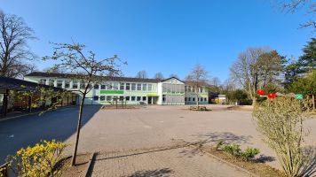 Gebäude Lochnerallee und unterer Schulhof